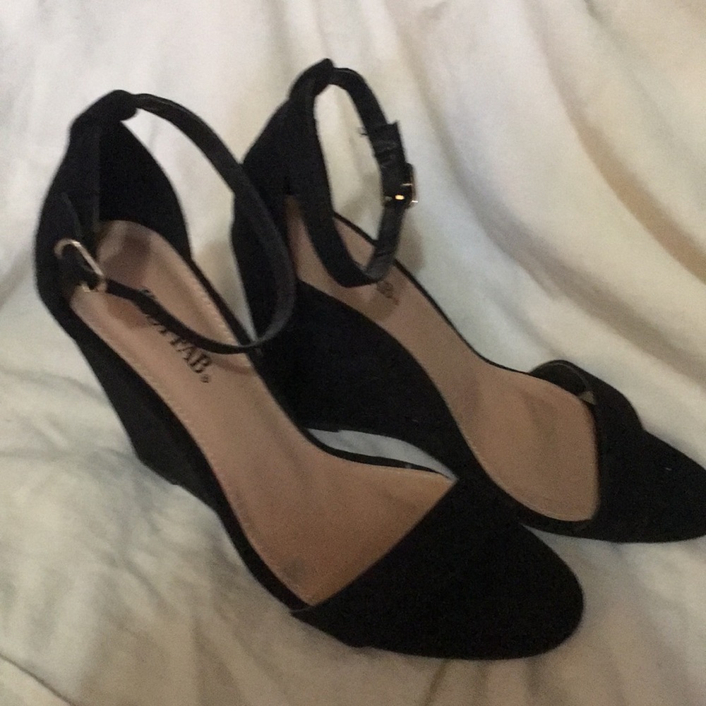 Just fab black wedges. Size 7.